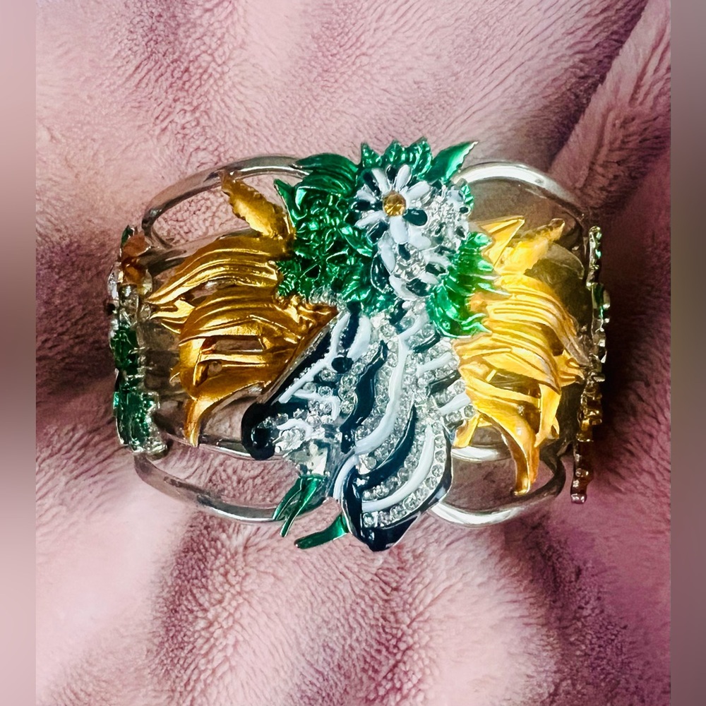 ⭐️Sassy Jones Hinged Samba Cuff🌟